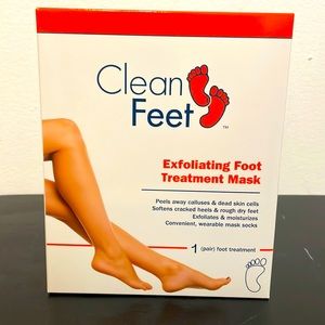NWT - Clean Feet exfoliating foot treatment mask.